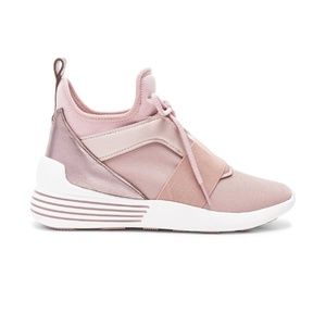 Kendall & Kylie Braydin sneakers